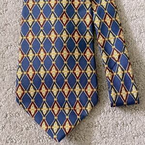 Metropolitan Museum of Art diamond pattern neck tie.